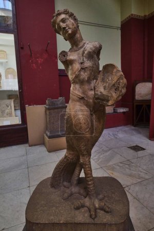 Téléchargez les photos : Le Caire, Égypte - 2 janvier 2024 : Sculpture mythologique de l'époque romaine corps humain avec pieds d'oiseau au Musée égyptien - en image libre de droit