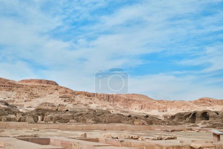 Téléchargez les photos : Louxor, Égypte - 26 décembre 2023 : La nécropole du Cheikh Abd al-Qurna, ou la Vallée des Nobles, sur la rive ouest du Nil - en image libre de droit