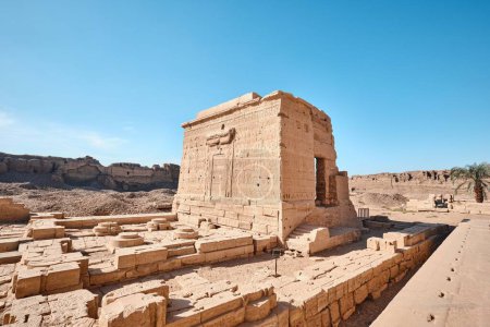Foto de Qena, Egipto - 27 de diciembre de 2023: Restos del templo de cleopatra y del templo de Isis en Dendera - Imagen libre de derechos