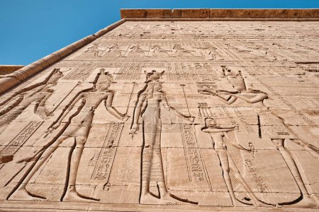 Foto de Qena, Egipto - 27 de diciembre de 2023: Templo de Dendera o Templo de Hathor Egipto. Complejo del Templo Dendera, uno de los templos mejor conservados - Imagen libre de derechos