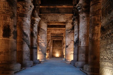 Foto de Qena, Egipto - 27 de diciembre de 2023: Columnas del Salón Hipóstilo en el Templo de Hathor en el complejo del Templo Dendera, uno de los templos mejor conservados - Imagen libre de derechos
