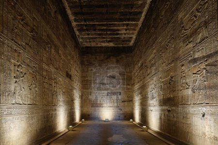 Foto de Qena, Egipto - 27 de diciembre de 2023: Sala Sagrada en el Templo de Hathor, complejo del Templo Dendera, uno de los templos mejor conservados - Imagen libre de derechos