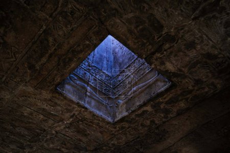 Foto de Qena, Egipto - 27 de diciembre de 2023: Una claraboya en el techo del templo Hathor en Dendera, Ilusión en forma de pirámide - Imagen libre de derechos