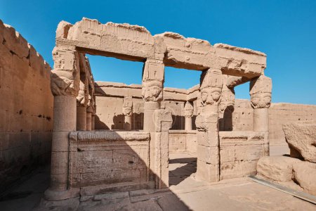 Téléchargez les photos : Qena, Égypte - 27 décembre 2023 : Temple de Hathor dans le complexe du temple de Dendera, l'une des têtes de colonne du temple Hathor les mieux préservées - en image libre de droit