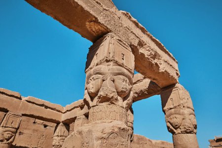 Foto de Qena, Egipto - 27 de diciembre de 2023: Templo de Hathor en el complejo del Templo Dendera, uno de los jefes de columna de Hathor del templo mejor conservado - Imagen libre de derechos