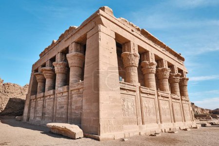 Foto de Qena, Egipto - 27 de diciembre de 2023: la columna egipcia se dirige a Mammisi, que es una pequeña capilla egipcia antigua conocida como la casa natal, junto al templo de Hathor en el complejo Dendera. - Imagen libre de derechos