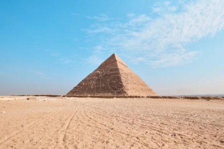 Foto de Giza, Egipto - 24 de diciembre de 2023: Pirámide de Khafre (también conocida como Khafra, Khefren) - Imagen libre de derechos