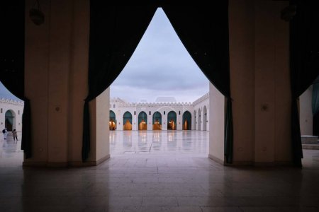 Téléchargez les photos : Le Caire, Égypte - 04 janvier 2024 : La mosquée d'Al Hakim, (Al Anwar), avec un sol en marbre blanc. Il est nommé d'après Al-Hakim bi-Amr Allah, le sixième calife fatimide - en image libre de droit