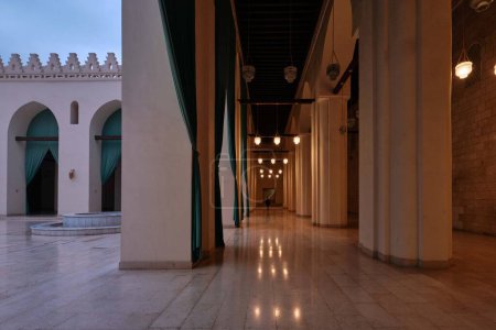 Téléchargez les photos : Le Caire, Égypte - 04 janvier 2024 : La mosquée d'Al Hakim, (Al Anwar), avec un sol en marbre blanc. Il est nommé d'après Al-Hakim bi-Amr Allah, le sixième calife fatimide - en image libre de droit