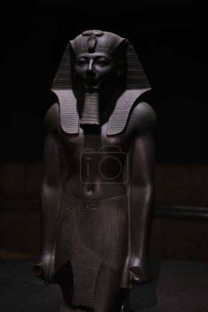 Foto de Luxor, Egipto - 2 de enero de 2024: Thutmosis III o Tuthmosis III. Rey de Egipto Estatua de piedra Greywacke, Museo de Luxor - Imagen libre de derechos