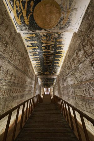 Téléchargez les photos : Louxor, Égypte - 2 janvier 2024 : Hiéroglyphes colorés sur le mur de la tombe de Ramsès V et Ramsès VI, KV9, Vallée des Rois - en image libre de droit