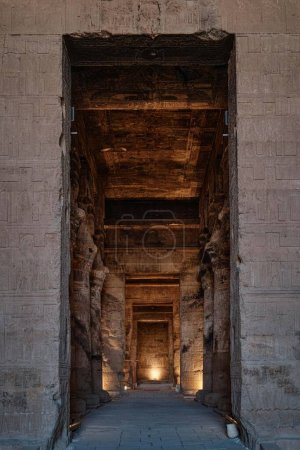 Foto de Qena, Egipto - 27 de diciembre de 2023: Templo de Hathor en el complejo del Templo Dendera, uno de los templos mejor conservados - Imagen libre de derechos