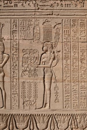 Foto de Qena, Egipto - 27 de diciembre de 2023: Bajorrelieve en la pared del templo de Dendera o Templo de Hathor, uno de los templos mejor conservados - Imagen libre de derechos
