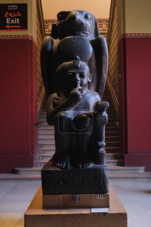 Téléchargez les photos : Le Caire, Égypte - 2 janvier 2024 : Statue du jeune Ramsès II et Dieu Horus au Musée égyptien - en image libre de droit
