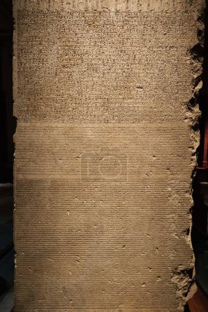 Foto de El Cairo, Egipto - 2 de enero de 2024: Estela trilingüe del decreto Canopus en honor de Tolomeo III en exhibición en el Museo Egipcio - Imagen libre de derechos