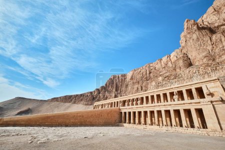 Téléchargez les photos : Louxor, Égypte - 26 décembre 2023 : Temple mortuaire de la reine Hatchepsout - en image libre de droit