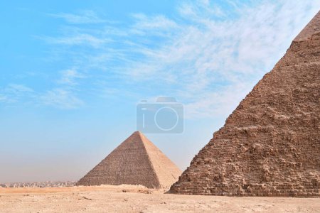 Foto de Giza, Egipto - 24 de diciembre de 2023: Pirámide de Khafre (también conocida como Khafra, Khefren) y La Gran Pirámide de Khufu (Keops) en la meseta de Giza, El Cairo - Imagen libre de derechos