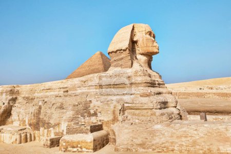 Foto de Giza, Egipto - 24 de diciembre de 2023: La icónica esfinge tallada adyacente a las Grandes Pirámides - Imagen libre de derechos