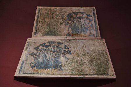 Téléchargez les photos : Le Caire, Égypte - 2 janvier 2024 : Peinture avec des motifs végétaux du palais d'Akhenaton au Musée égyptien - en image libre de droit
