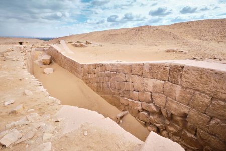 Téléchargez les photos : Saqqara, Égypte - 2 janvier 2024 : Ancienne fosse ou quai royal à Saqqara Nécropole - en image libre de droit