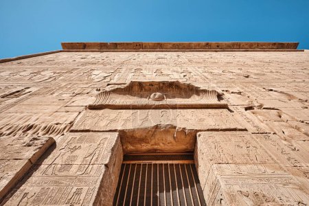 Foto de Qena, Egipto - 27 de diciembre de 2023: Bajorrelieves en el templo de Dendera o Templo de Hathor Egipto. Complejo del Templo Dendera, uno de los templos mejor conservados - Imagen libre de derechos