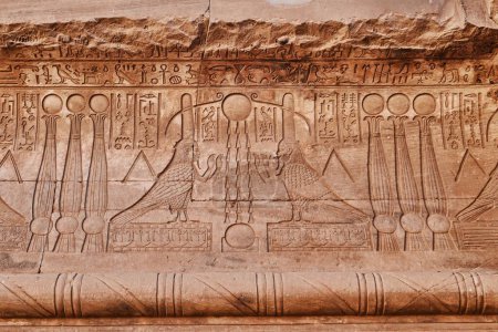 Foto de Qena, Egipto - 27 de diciembre de 2023: Bajorrelieves en el templo de Dendera o Templo de Hathor Egipto. Complejo del Templo Dendera, uno de los templos mejor conservados - Imagen libre de derechos