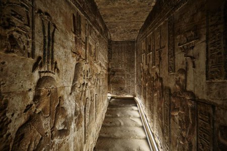 Foto de Qena, Egipto - 27 de diciembre de 2023: Interior del Templo de Hathor en el complejo del Templo Dendera, uno de los templos mejor conservados - Imagen libre de derechos