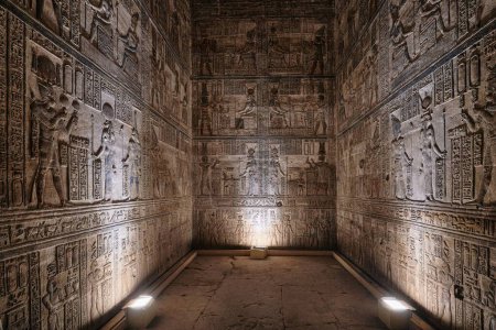 Foto de Qena, Egipto - 27 de diciembre de 2023: Sala Sagrada en el Templo de Hathor, complejo del Templo Dendera, uno de los templos mejor conservados - Imagen libre de derechos