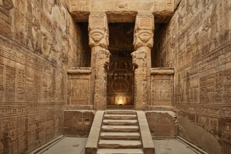 Foto de Qena, Egipto - 27 de diciembre de 2023: Interior del Templo de Hathor en el complejo del Templo Dendera, uno de los templos mejor conservados - Imagen libre de derechos