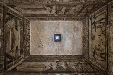 Téléchargez les photos : Qena, Égypte - 27 décembre 2023 : Trou de puits de lumière sur le plafond du temple de Hathor dans le complexe du temple de Dendera, l'un des temples les mieux conservés - en image libre de droit
