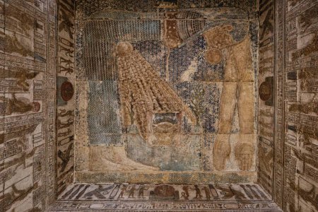 Foto de Qena, Egipto - 27 de diciembre de 2023: Cielo Diosa Alivio de tuercas en el templo de Hathor, complejo del templo de Dendera, uno de los templos mejor conservados - Imagen libre de derechos