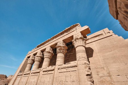 Foto de Columna egipcia se dirige a Mammisi, que es una pequeña capilla egipcia antigua conocida como la casa natal, junto al Templo de Hathor en el complejo Dendera - Imagen libre de derechos