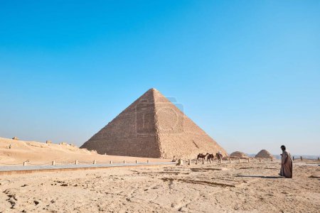 Foto de Giza, Egipto - 24 de diciembre de 2023: La Gran Pirámide de Khufu (Pirámide de Keops) es la más antigua y grande de las tres pirámides de Giza - Imagen libre de derechos