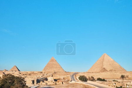 Foto de Giza, Egipto - 24 de diciembre de 2023: Las pirámides de Giza y la esfinge - Imagen libre de derechos