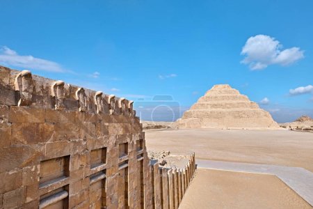 Foto de Saqqara, Egipto - 2 de enero de 2024: La Pirámide de Djoser (o Djeser y Zoser), o Pirámide de Paso y la pared de cobra de la necrópolis de Saqqara - Imagen libre de derechos