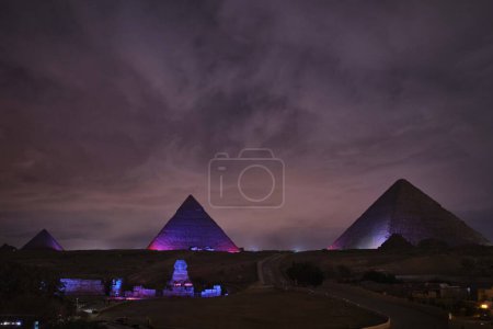 Foto de Giza, Egipto - 24 de diciembre de 2023: Espectáculos de luces de colores en las antiguas pirámides de Giza - Imagen libre de derechos