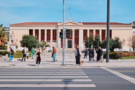 Téléchargez les photos : Athènes, Grèce - 03 mars 2024 : Bâtiment de l'Université Nationale et Kapodistrienne d'Athènes dans le centre de la ville - en image libre de droit
