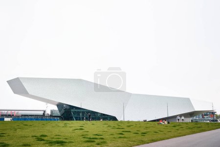 Foto de Países Bajos, Amsterdam - 6 de abril de 2024: La forma futurista del Museo de Cine de Ojos en la orilla norte del puerto llamado Het - Imagen libre de derechos