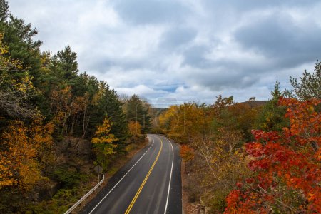 Téléchargez les photos : Route panoramique le long du parc national de l'Acadie, Maine, États-Unis, avec les couleurs du feuillage d'automne ; Concept pour le voyage sur la route et Voyage aux États-Unis - en image libre de droit