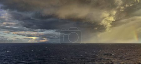 Téléchargez les photos : Tempête sur la mer Méditerranée. Soleil, nuages et arc-en-ciel - en image libre de droit