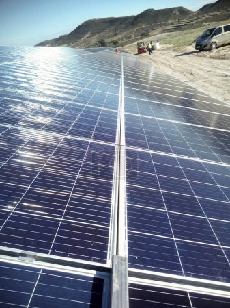 Téléchargez les photos : Installation de panneaux solaires. Production d'énergie électrique. - en image libre de droit
