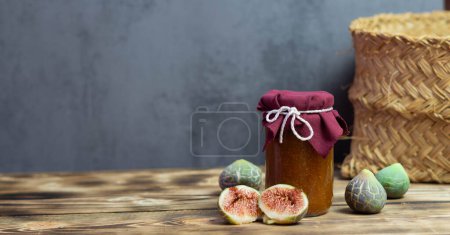 Téléchargez les photos : Délicieux, fruits frais sur table de cuisine en bois. - en image libre de droit