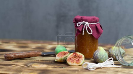 Téléchargez les photos : Une délicieuse récolte fraîche de fruits juteux et biologiques sur une surface en bois. - en image libre de droit