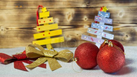 Téléchargez les photos : Festive fraise rouge sur table en bois avec décorations de Noël. - en image libre de droit