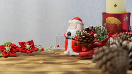 Téléchargez les photos : Table de fête avec bougies rouges et décorations de Noël. - en image libre de droit