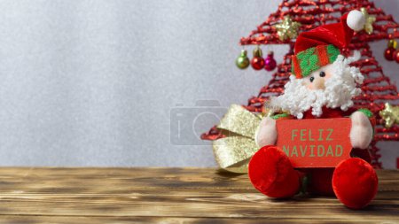Téléchargez les photos : Fête festive avec des décorations de Noël rouges sur un arbre en bois. - en image libre de droit
