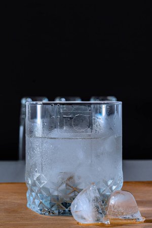 Téléchargez les photos : Une boisson rafraîchissante dans une tasse en verre sur une table de cuisine. - en image libre de droit