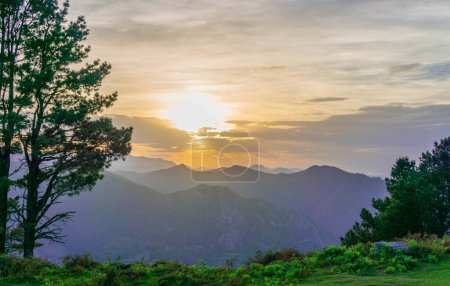 Téléchargez les photos : Sérénité au crépuscule : Paysage tranquille avec chaîne de montagnes, brouillard et lumière du soleil - en image libre de droit