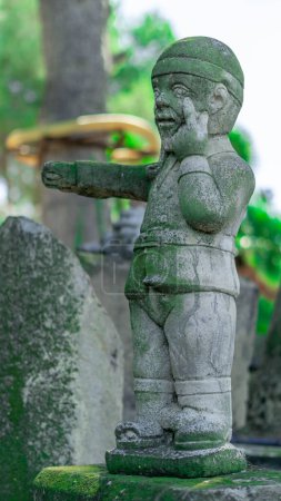 Téléchargez les photos : Artisanat vert : Monument spirituel avec sculpture et représentation humaine - en image libre de droit