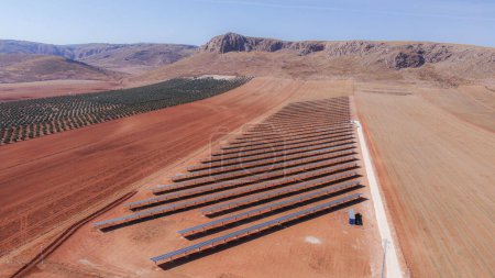 Téléchargez les photos : Ferme d'énergie solaire dans le désert, perspective aérienne, énergie renouvelable - en image libre de droit
